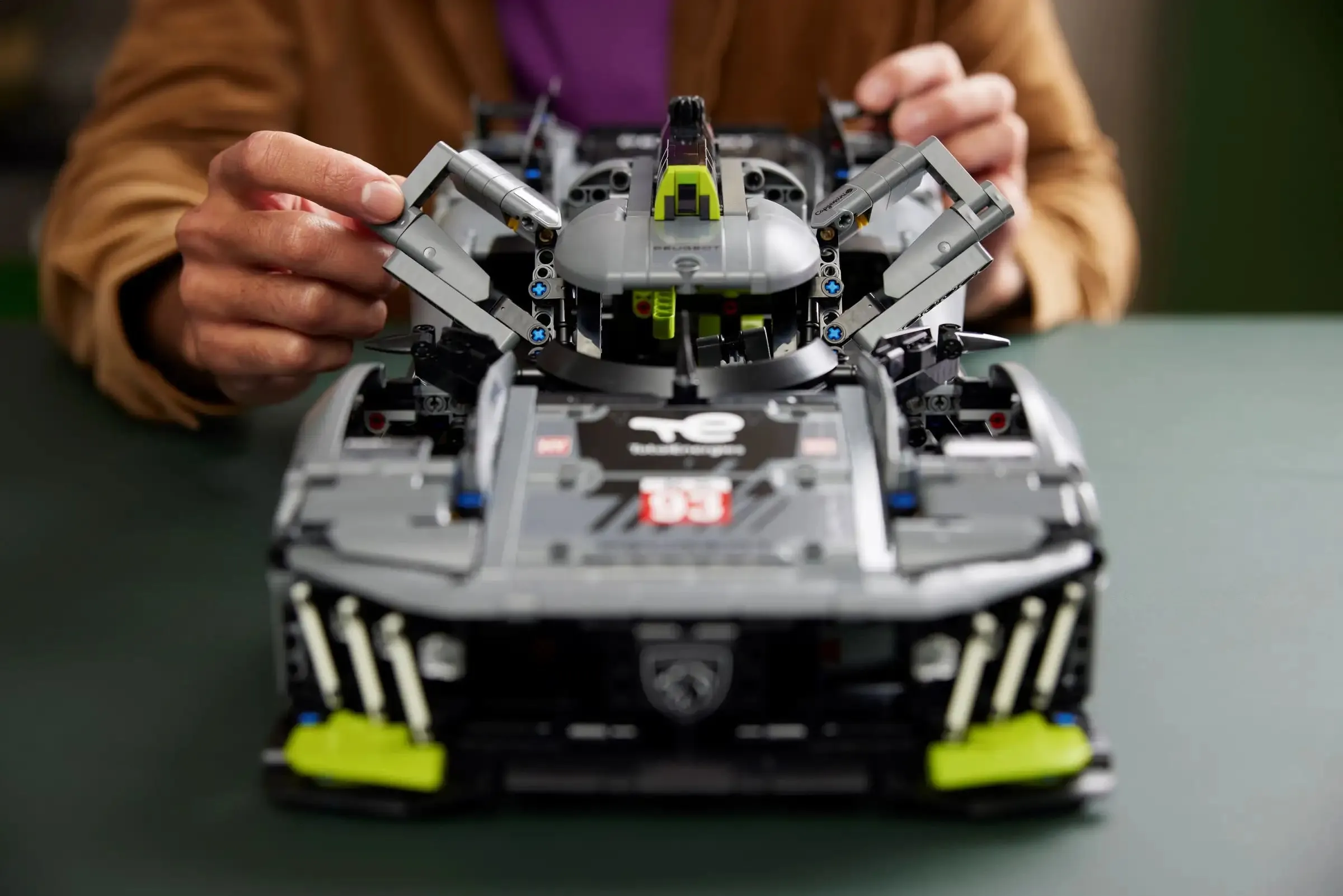 LEGO TECHNIC 42156 PEUGEOT 9X8 24H Le Mans Hybrid Hypercar