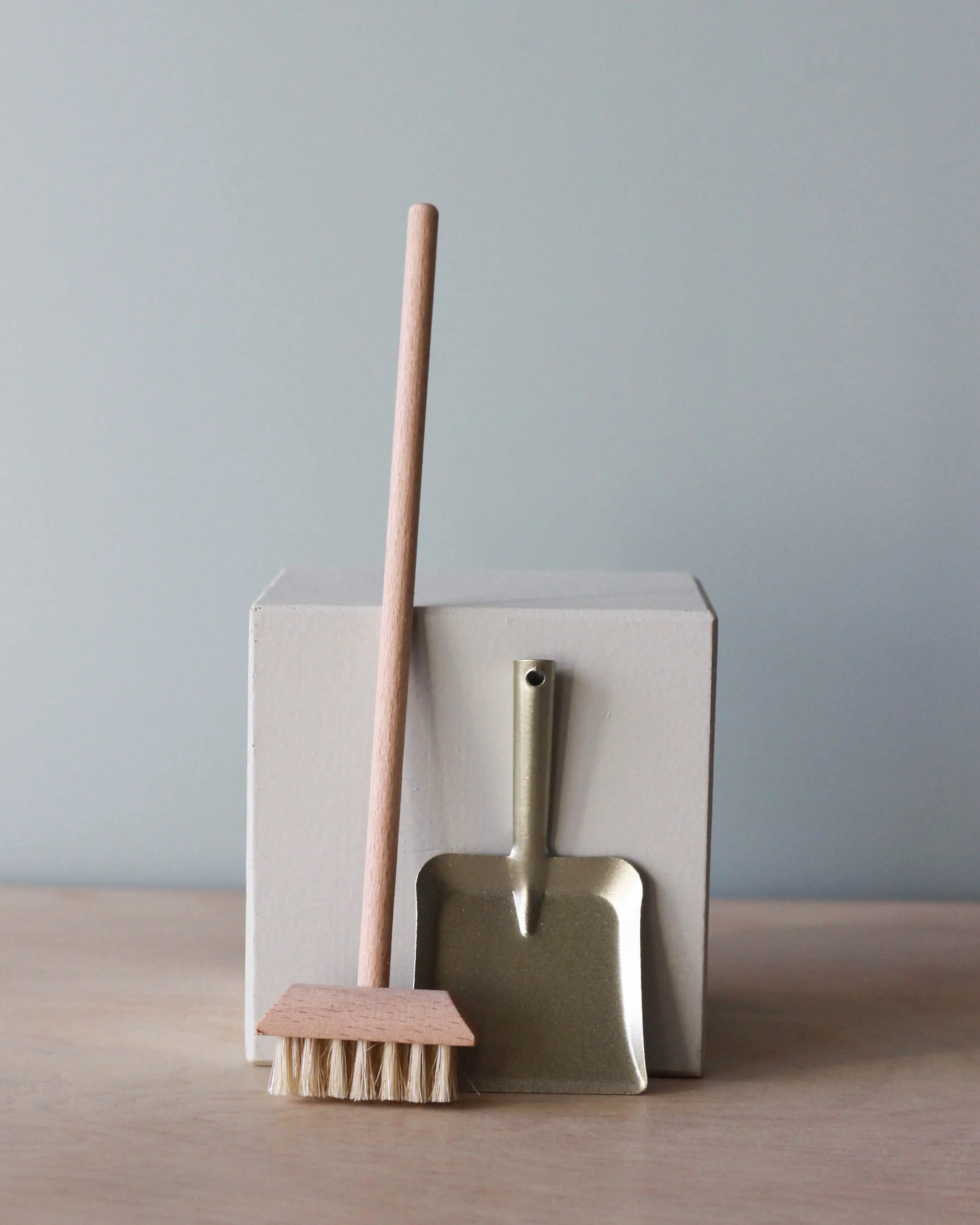 Maileg Miniature Broom & Dustpan Odin Parker