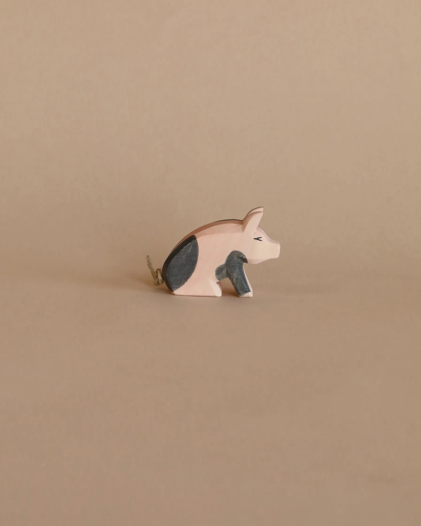 Ostheimer Spotted Piglet - Sitting Odin Parker