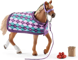 Schleich 42360 42360-Horse Club English Thoroughbred with Blanket, Multicolour