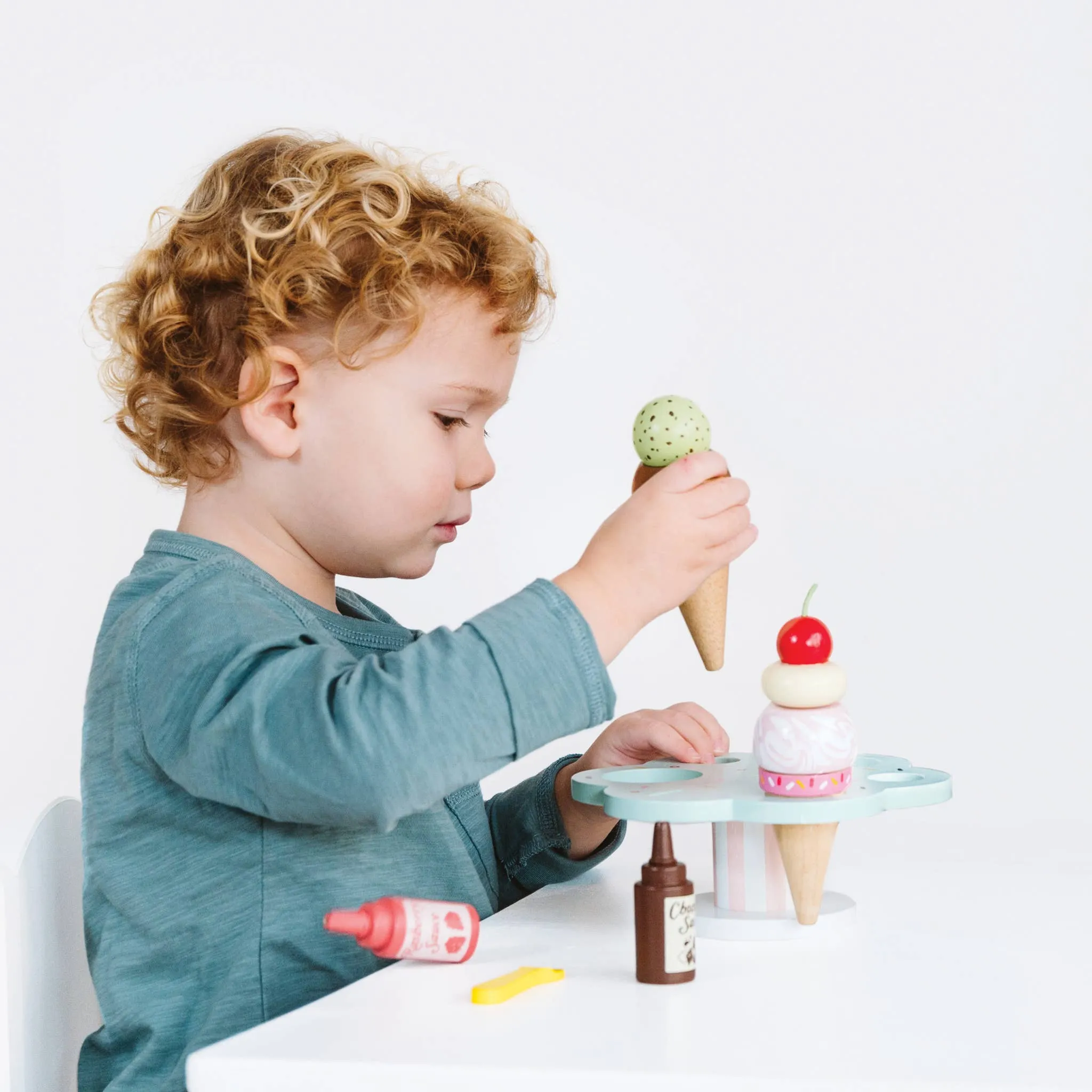 Wooden Ice Cream Stand & Toppings Odin Parker
