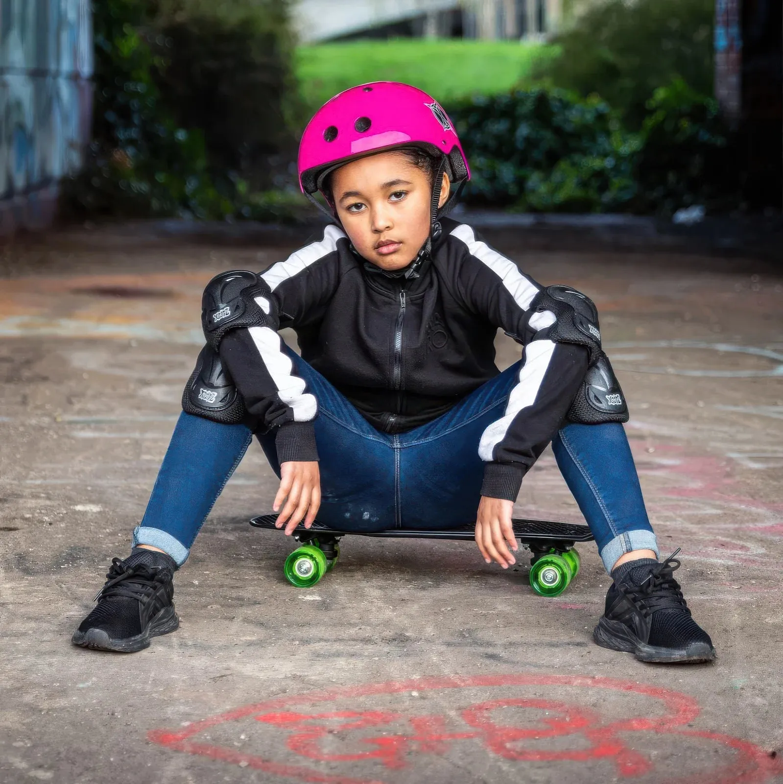 XOOTZ 22-Inch Cruiser Skateboard with LED Wheels - Black